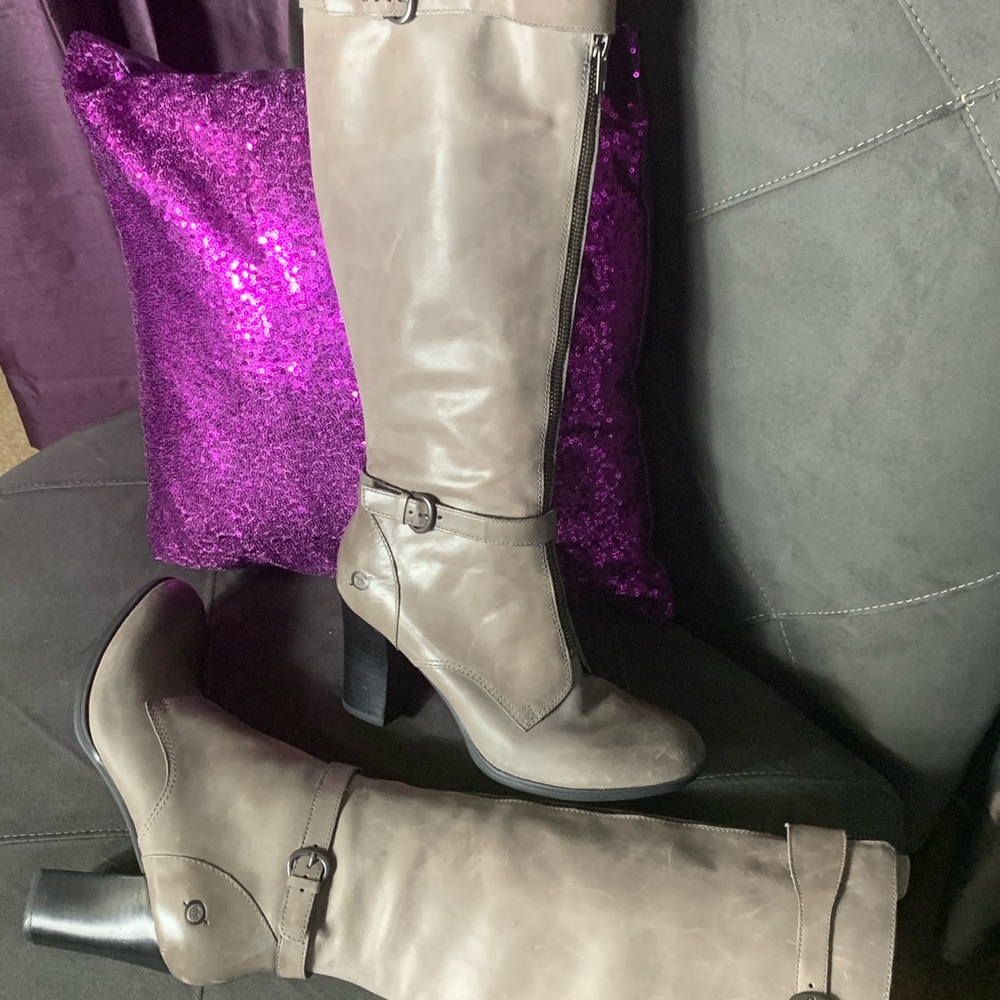 Authentic Born grey leather boots!